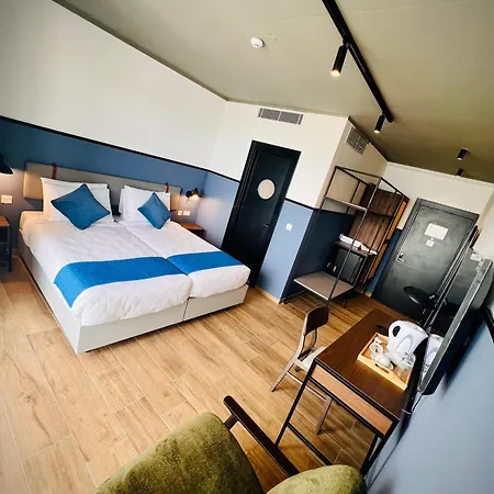 South32 Hotel